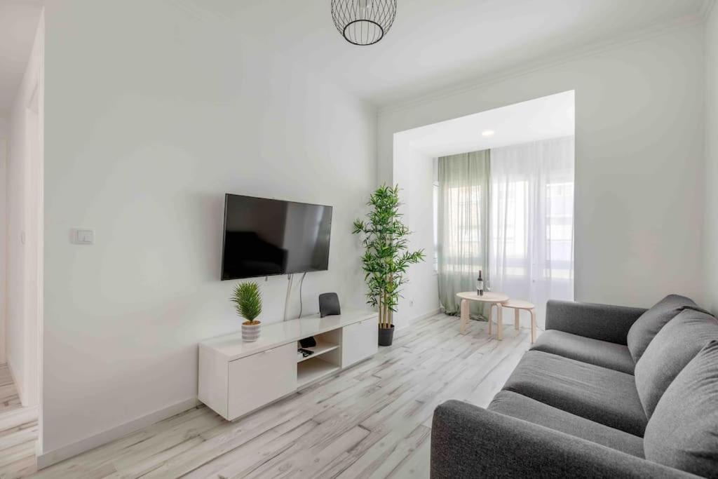 Lovely 3-Bedroom Condo W/ Free Parking On Premises Келуш Экстерьер фото